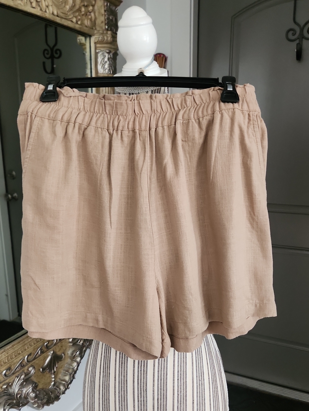 Black Tape_ Tan Elastic-Waist Linen-Blend Shorts